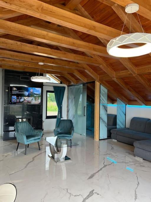 Casa Moderna In Sinteu - Intersectia Intre Modern Si Linistea Naturii *